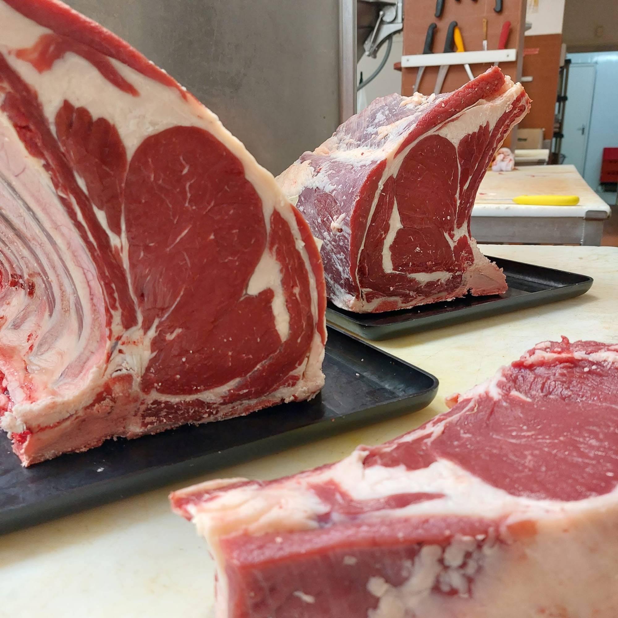 Trains de côtes de bœuf persillés dans l'atelier de la boucherie